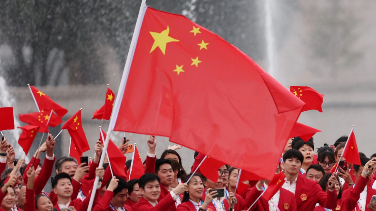 巴黎奥运会开幕式,中国队拼船出场站船尾,镜头还没岸边跳舞的多