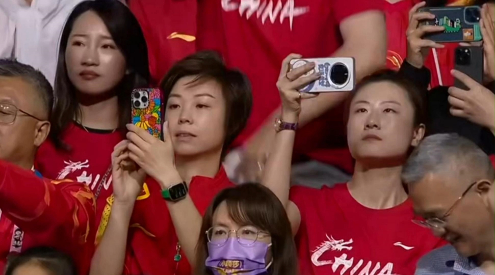 张怡宁现身巴黎!陈梦夺冠后连忙拍照记录,全程观战表情太淡定