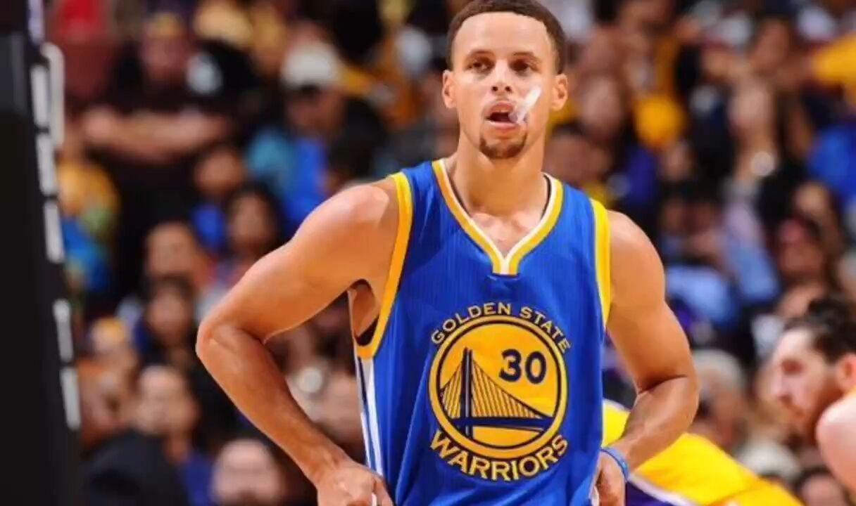 这个动作值2万5美刀!库里因扔牙套遭重罚