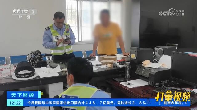 交警巡查拦下一辆可疑仓栅式货车,打开后备箱一看惊了