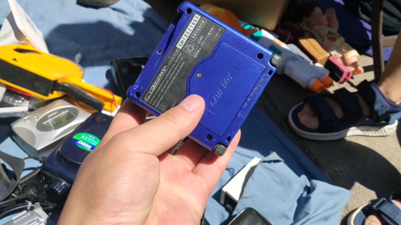 地摊上发现一台20年前gbasp游戏机,50元买回家,能否捡漏成功