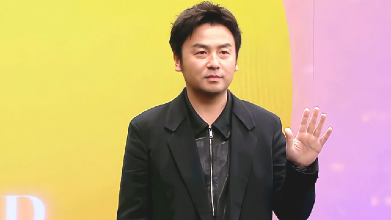 雷佳音亮相时尚芭莎,帅气之余暴露搞笑本性,对镜头比石头剪刀布