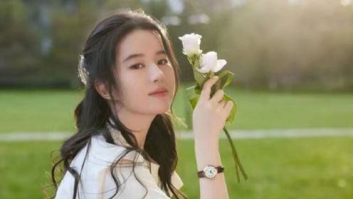 《玫瑰故事》晒剧照为刘亦菲庆生，簇拥在鲜花中，妥妥的小公主