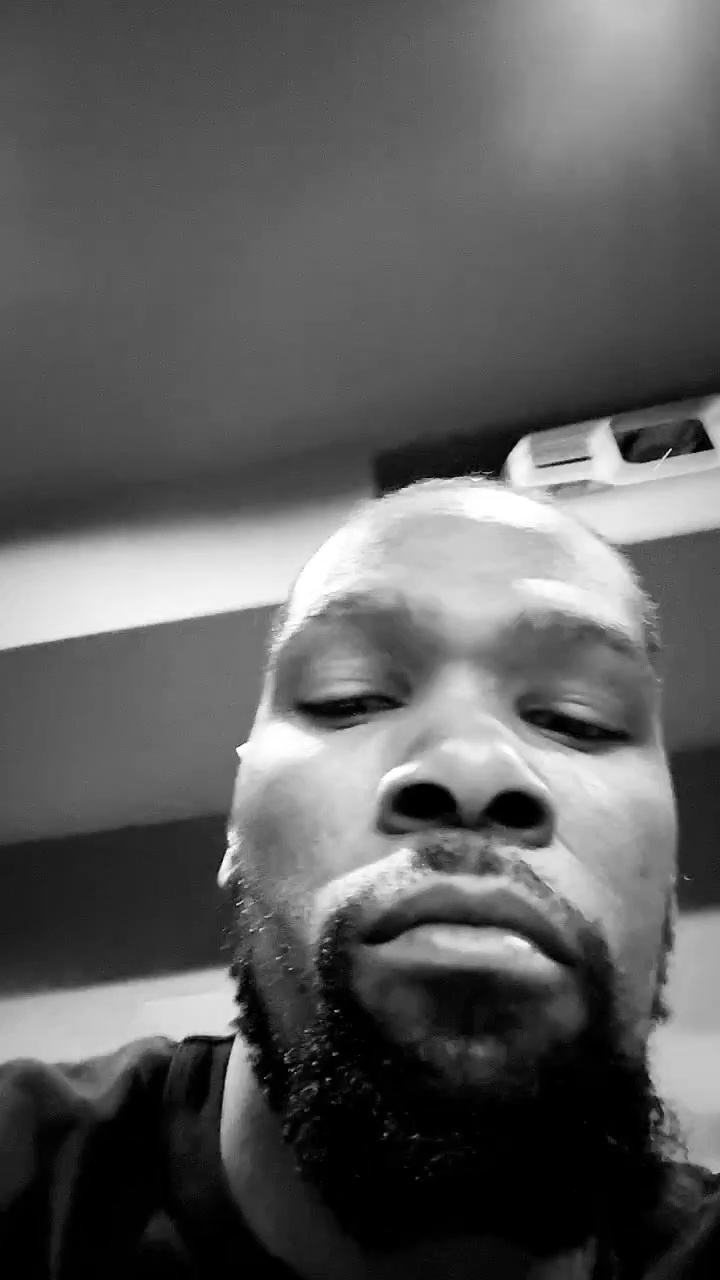 杜兰特小号更新ins:你们知道我有多久没发自拍了?