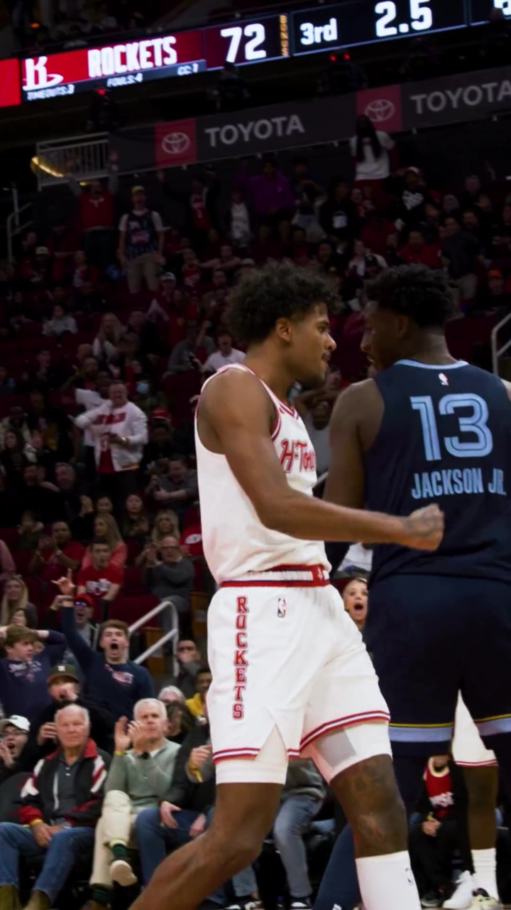 太炸裂了!现场视角观看杰伦-格林迎着小贾伦-杰克逊完成战斧隔扣!