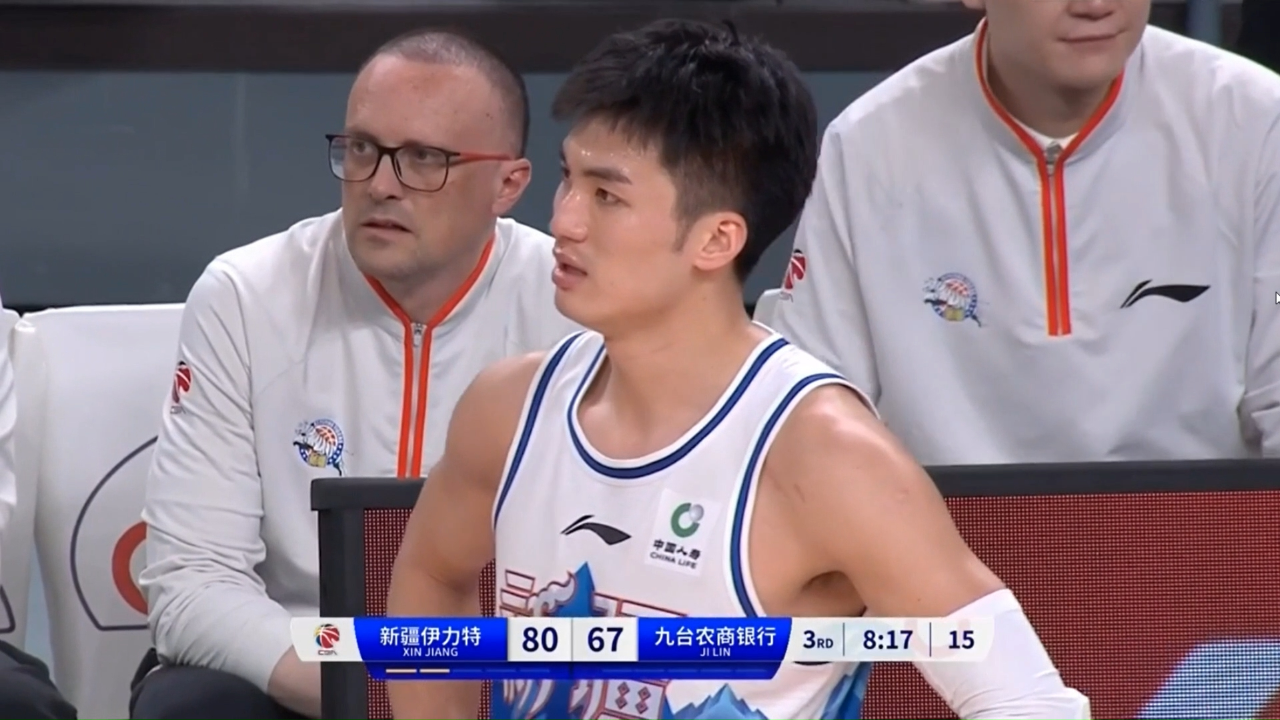 于德豪又惹事!15分钟6次犯规,咬牙切齿找裁判,邱彪一脸无奈