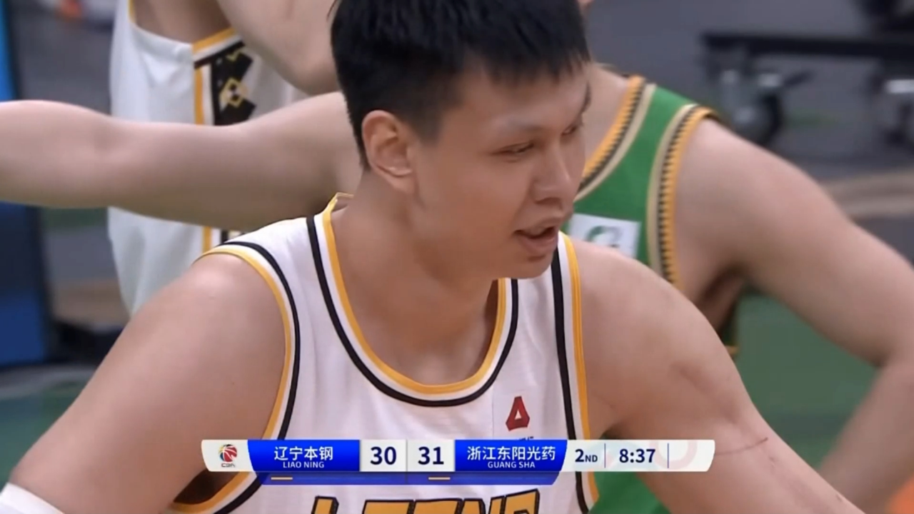 不受辽篮球迷待见!许钟豪打进2 1 站上罚球线遭满场嘘声