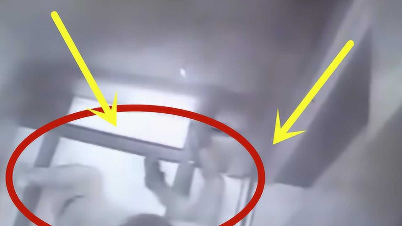 男子电梯猥亵小女孩，按在地上疯狂蹂躏，真是太叫人气愤了_高清