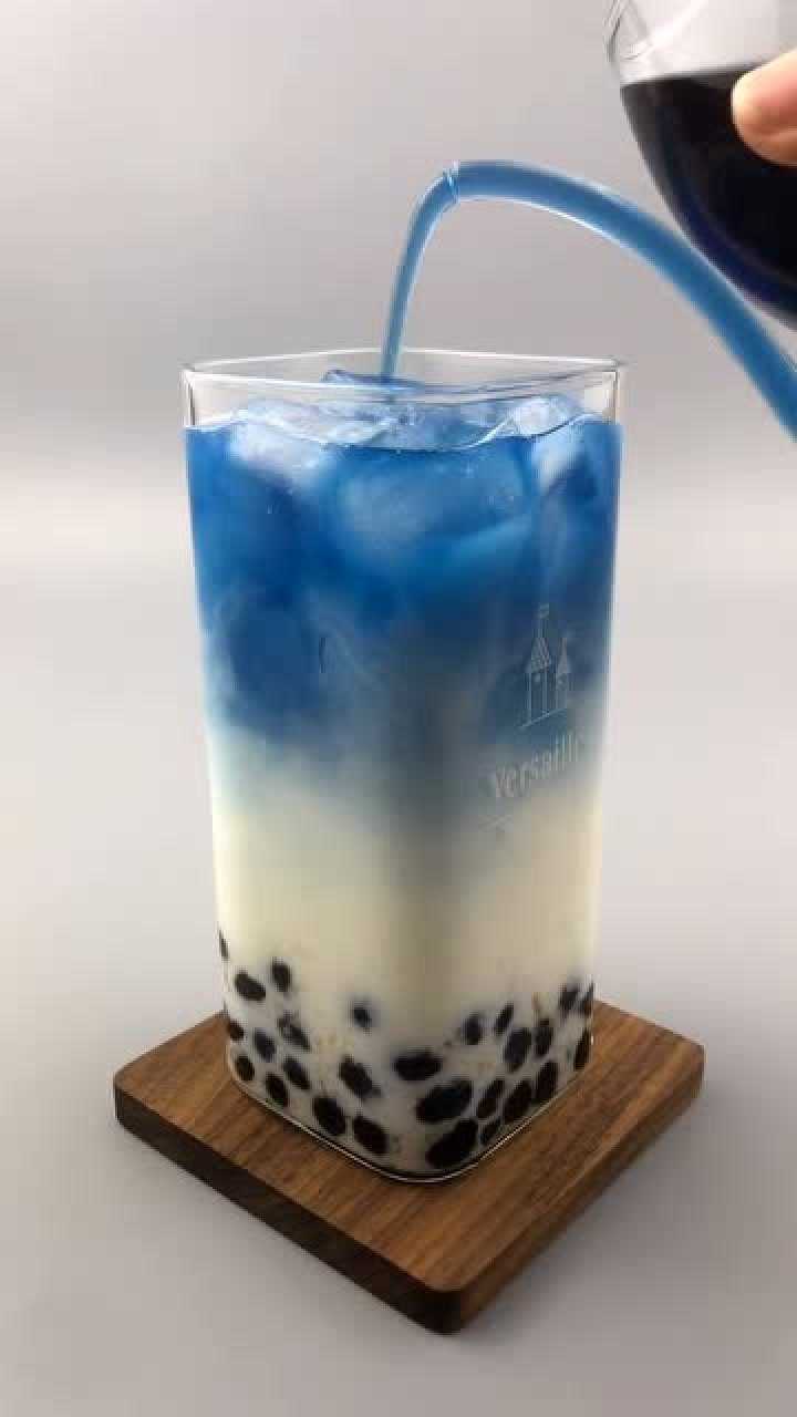 星空奶茶做法:先放珍珠,冰块,牛奶,最后蝶豆花,颜色超梦幻