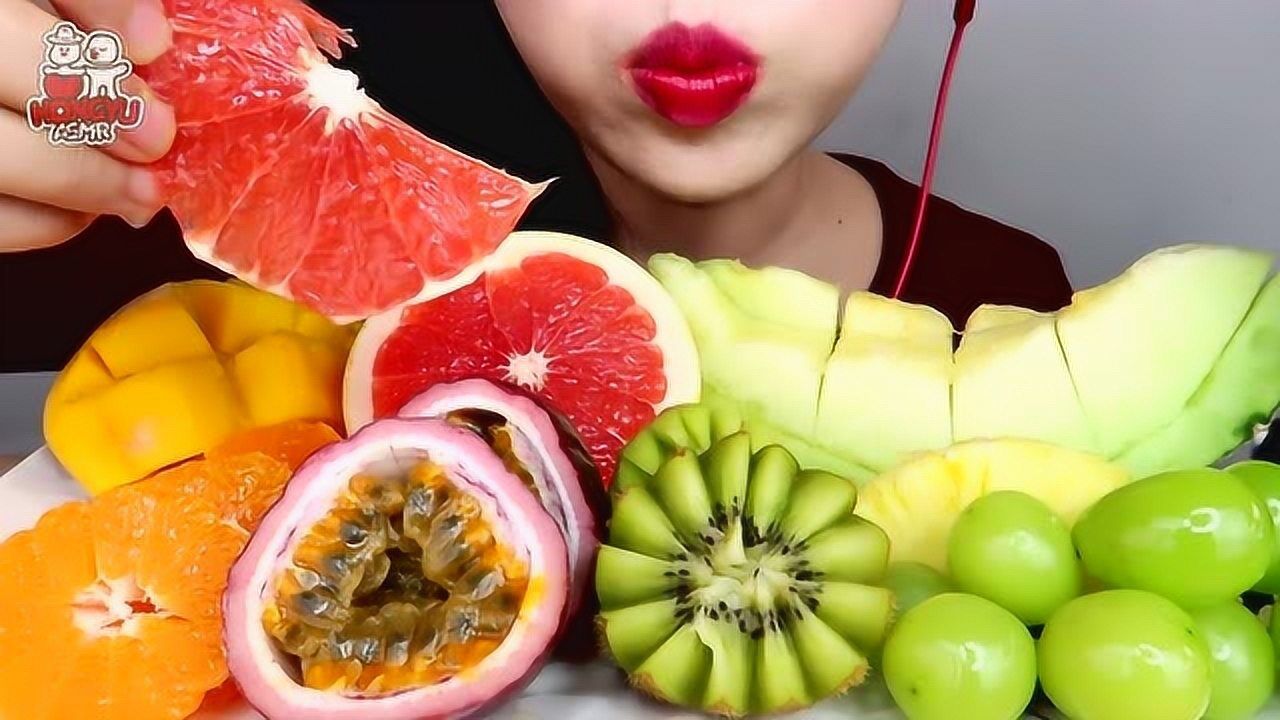 国外美女吃各种水果,汁水超多听咀嚼声我都流口水了!