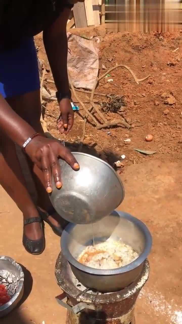 看到非洲女人做饭真是一种别样的滋味
