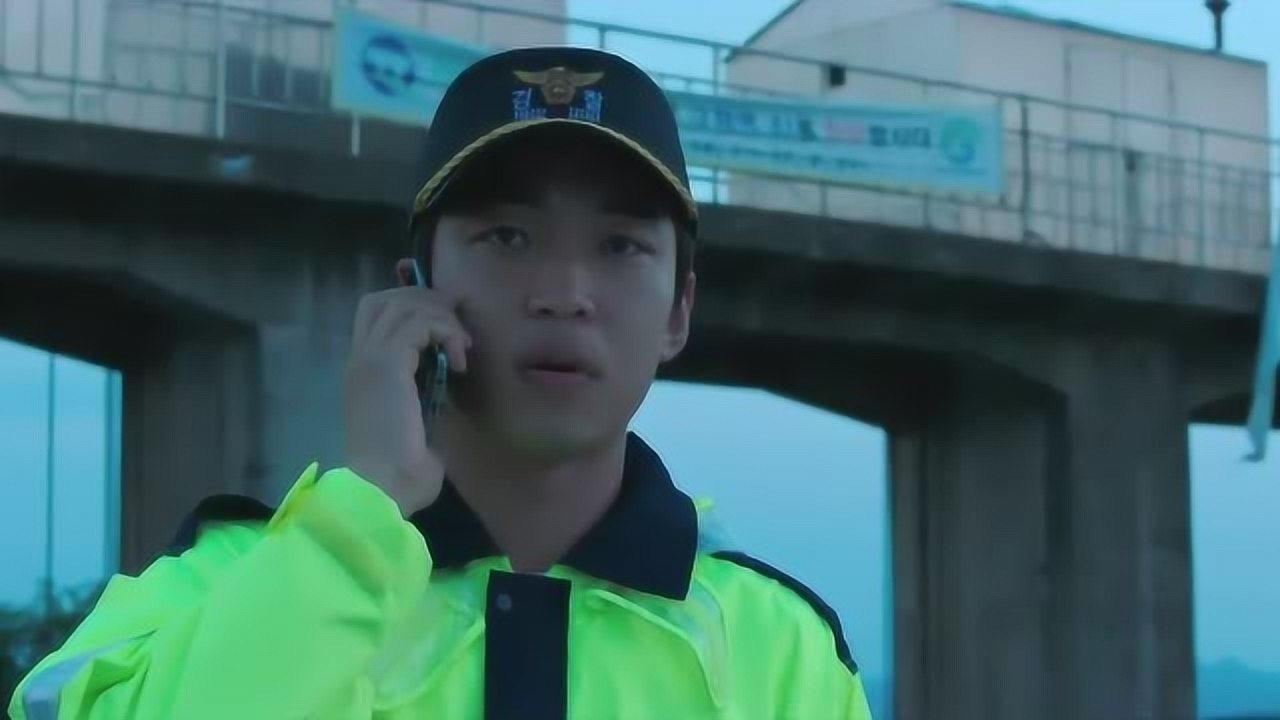 邻里的人们警察从秀妍手机上发现有用的线索并告诉马东锡