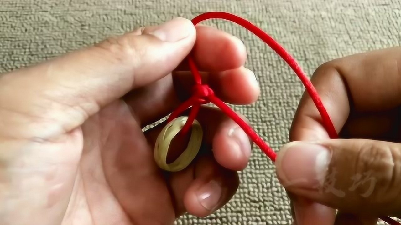 一种简单漂亮的圆形吊坠结打法只需两个绳结就可以完成