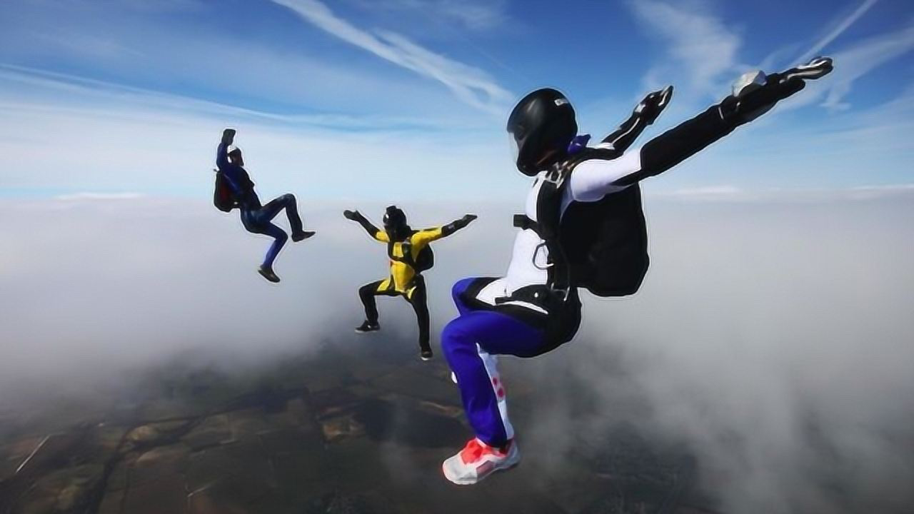 真刺激高空跳伞降落伞却无法打开镜头记录降落过程