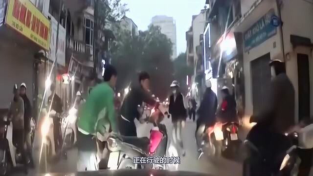 简直就不是人!男子撞倒孕妇后竟头也不回,孕妇在地上痛苦呻吟!