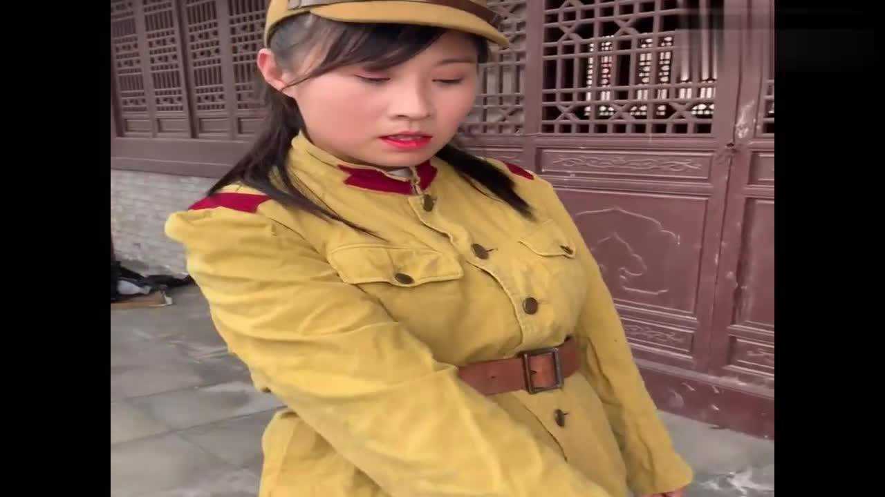 抗日神剧拍戏现场,没想到女鬼子也这么可恨,活活的把八路折磨死