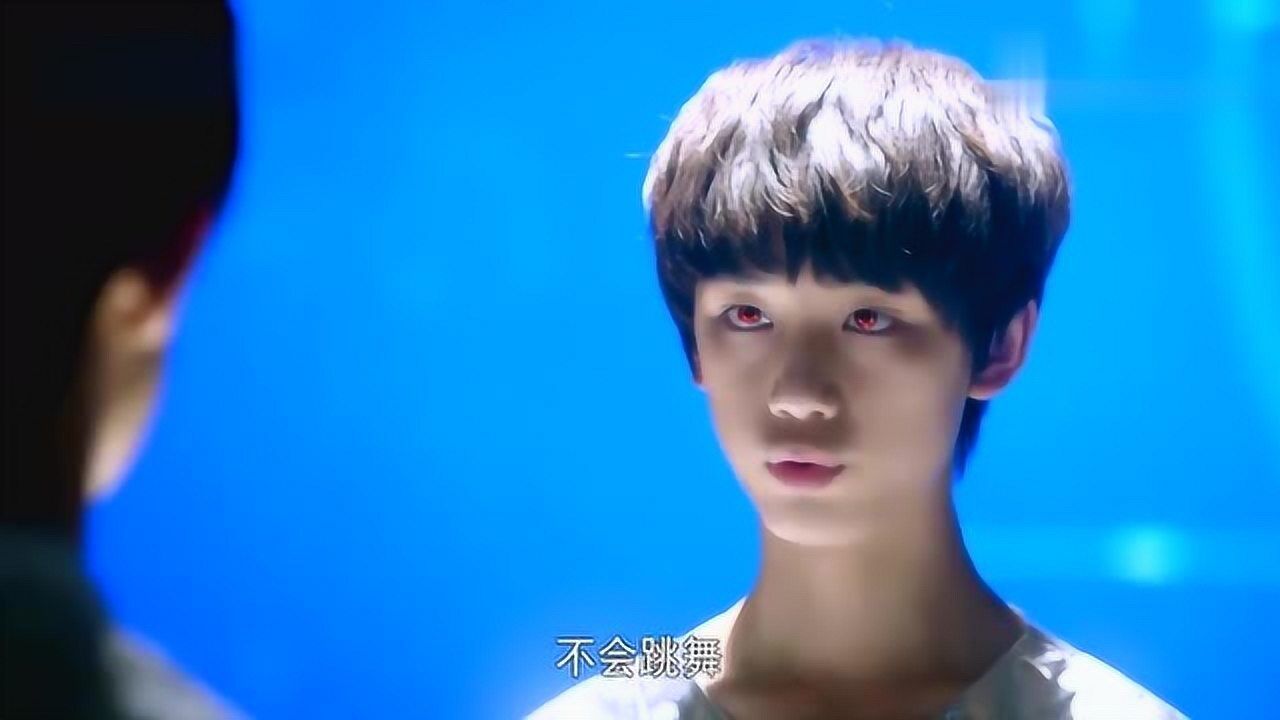 超少年密码谌浩轩带着机器人跳舞舞台上的美男子太酷了