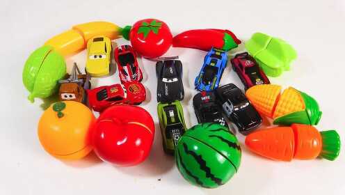 好多小汽车玩具,都是用这些水果玩具变出来的