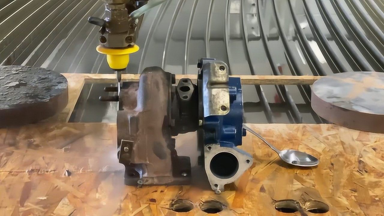 60000psi的高压水刀切开一个涡轮增压器看看里面长啥样