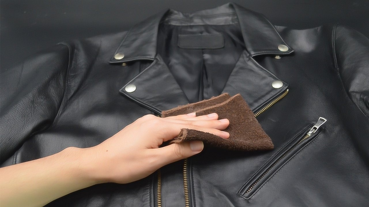 皮衣别再送干洗店保养教你简单绝招皮衣干净有光泽太实用了