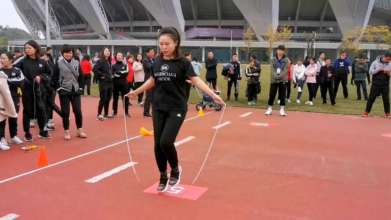参加运动会跳绳比赛
