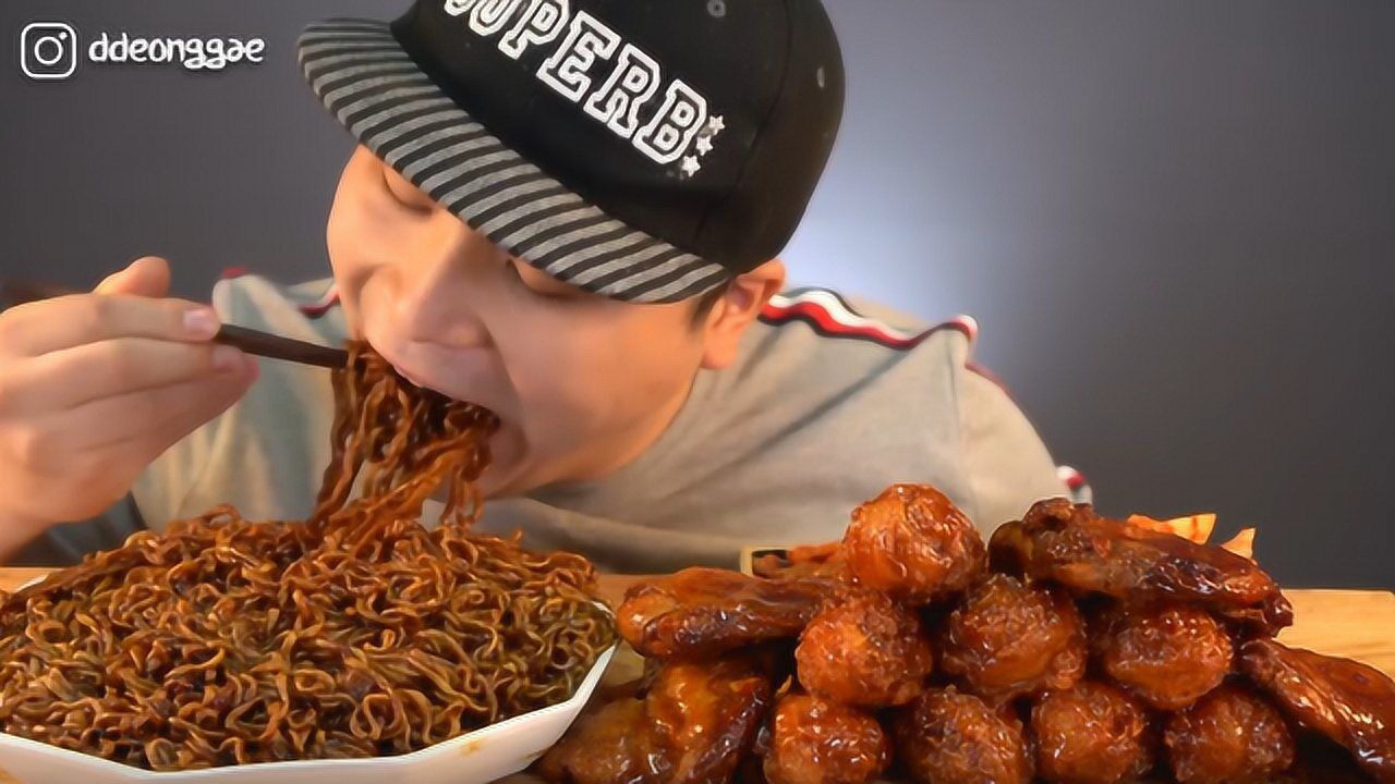 韩国大叔吃炸酱面,鸡腿,大口大口吃,我都感觉馋了
