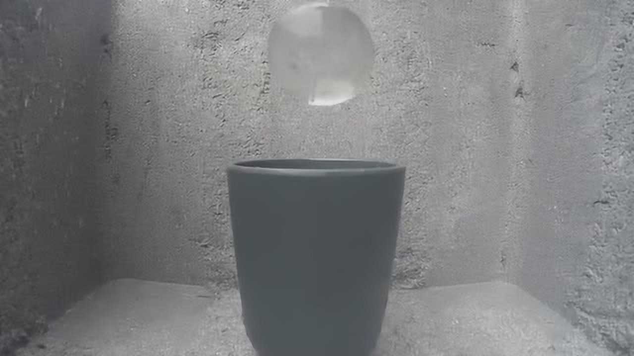 在失重状态下进行水的科学实验水球漂浮起来了