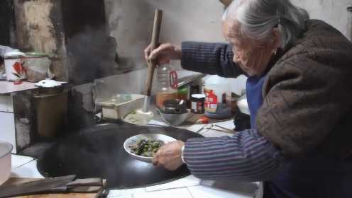 农村92岁老人有7个孩子，大儿子要回家了，看奶奶让儿子吃的啥