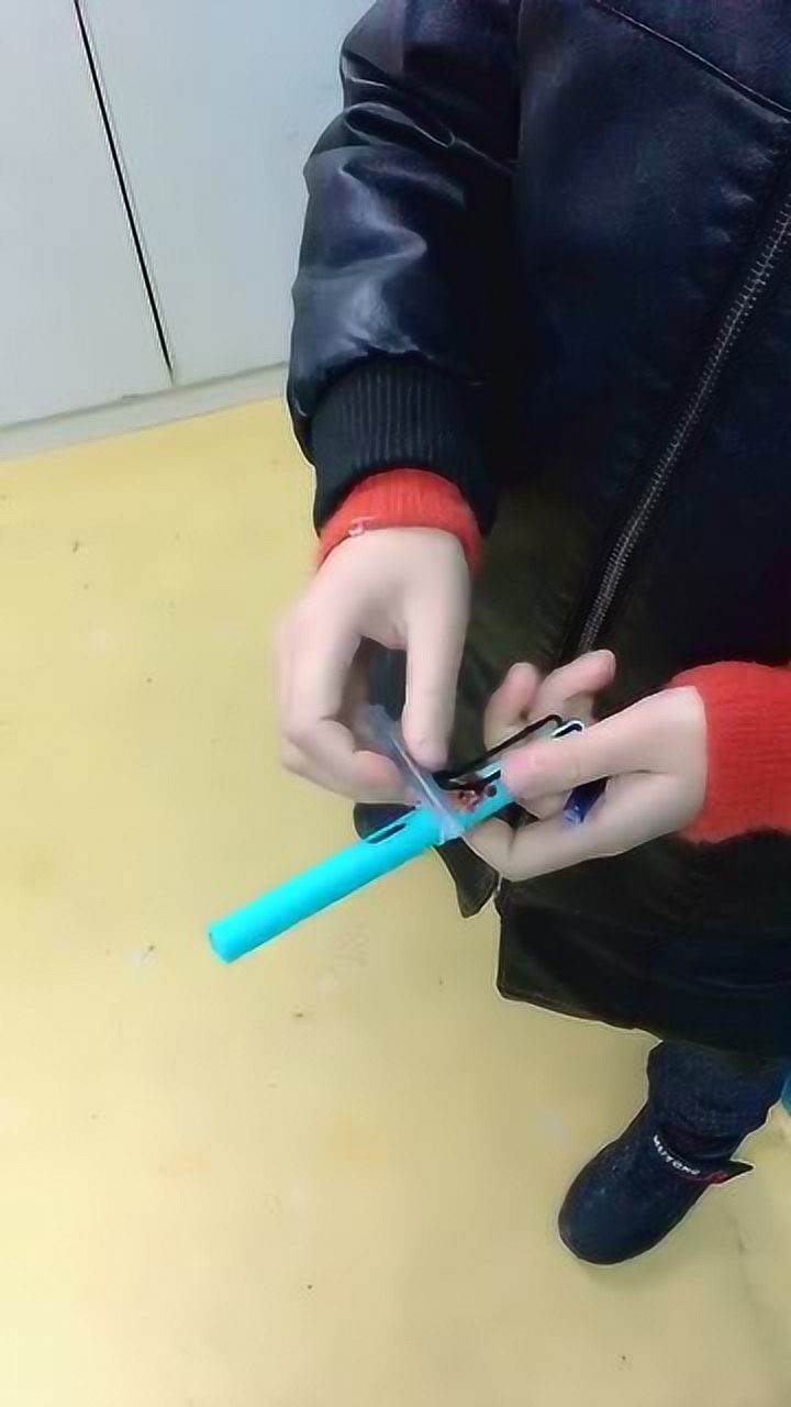 现在的小学生一支钢笔两个墨囊都能制作一把枪危险