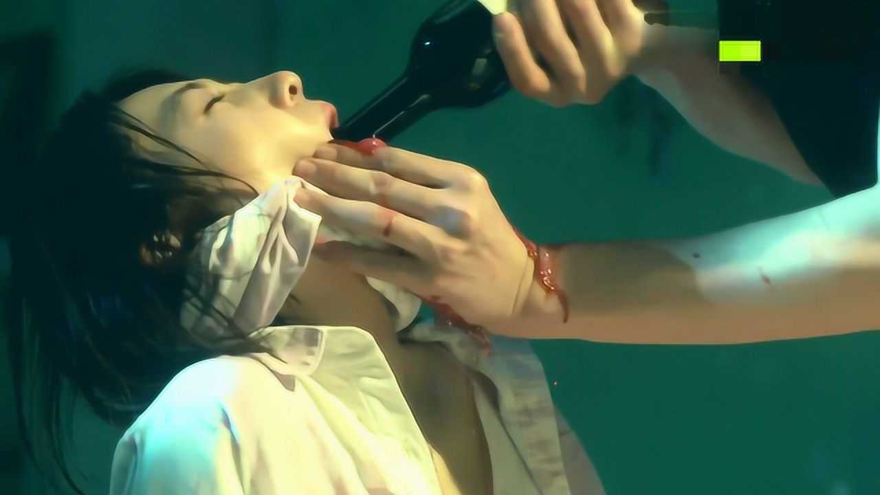 美女被男子绑架在地下室，疯狂地灌红酒，真变态！_腾讯视频
