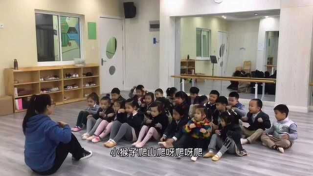 适合小班的幼儿手指律动《小猴子爬山》手指游戏,简单好学一起来吧!