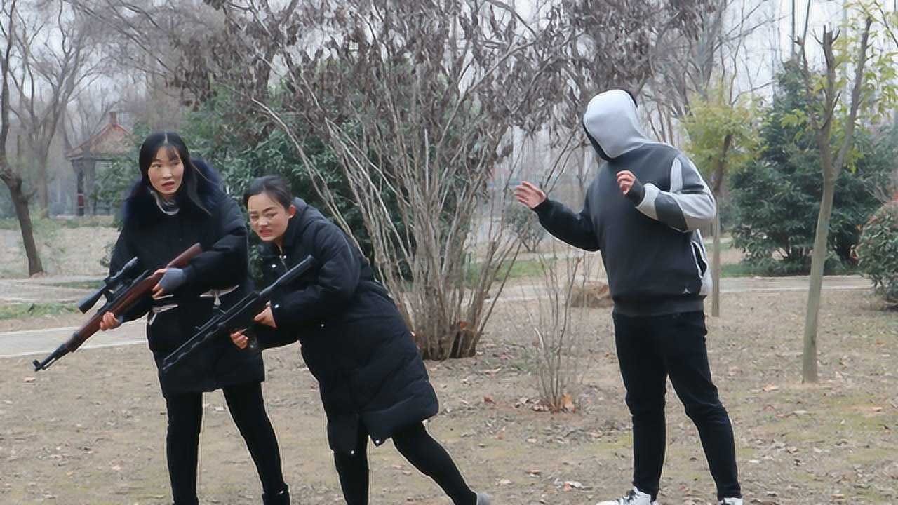 绝地求生真人版丧尸模式姐妹m4没子弹不料利用轰炸区灭丧尸美女