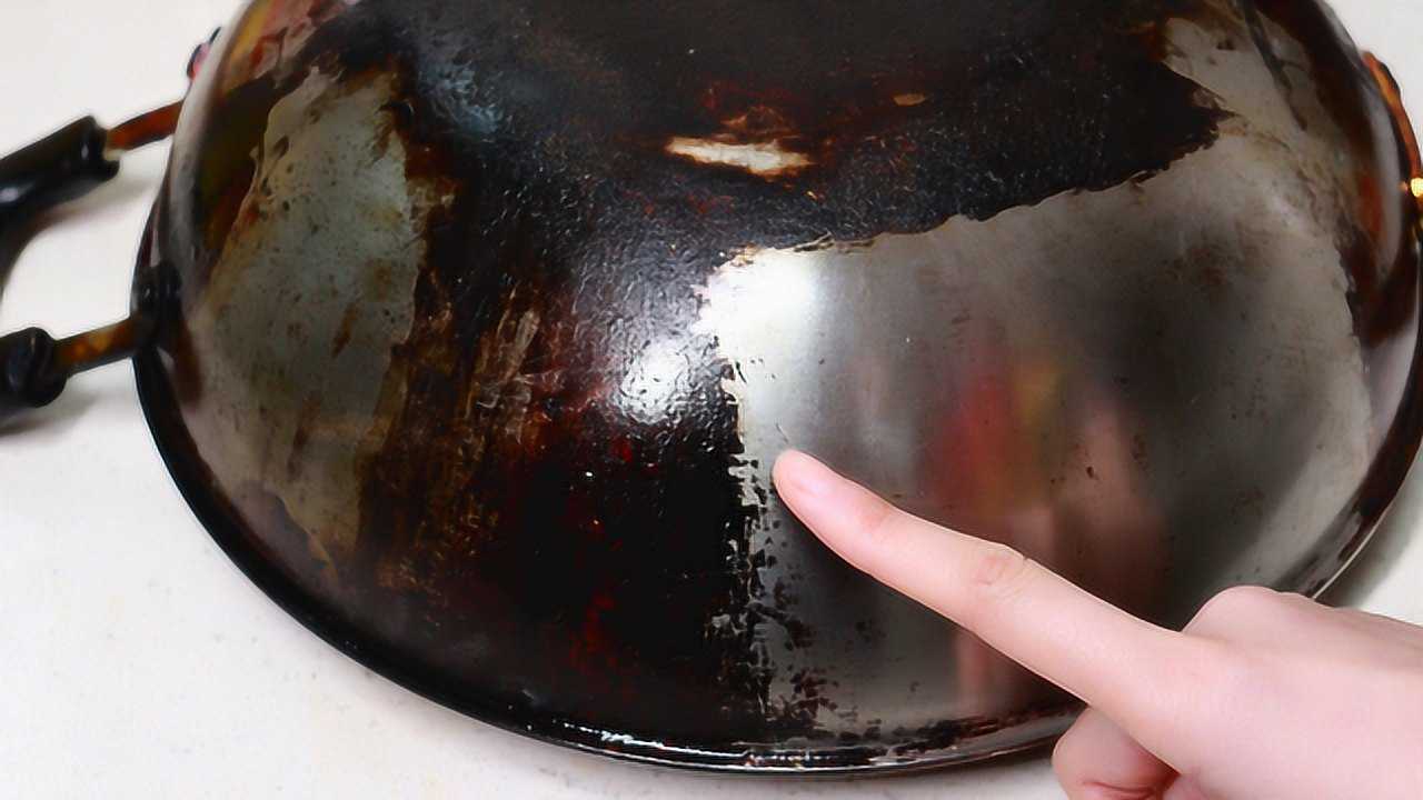锅底表面全是黄渍黑垢,一个简单妙招,脏脏的锅底立马洁净如新