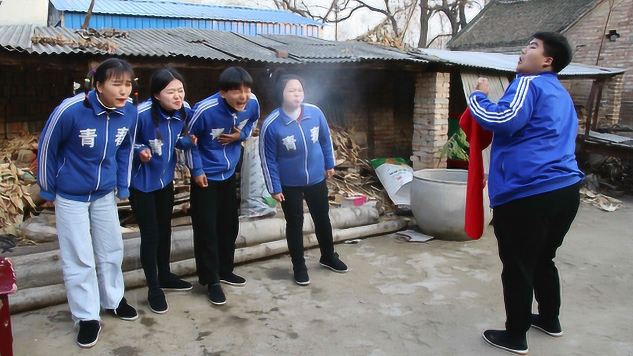 欢欢的童年：小伙伴们玩“喝水憋笑”，输了的要表演节目哦！好玩_高清