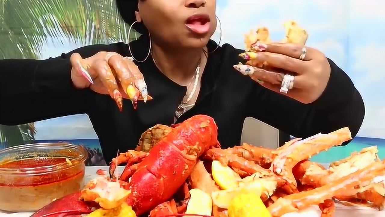 非洲黑人阿姨吃海鲜大餐超大龙虾肉跟螃蟹腿吃过瘾看饿了
