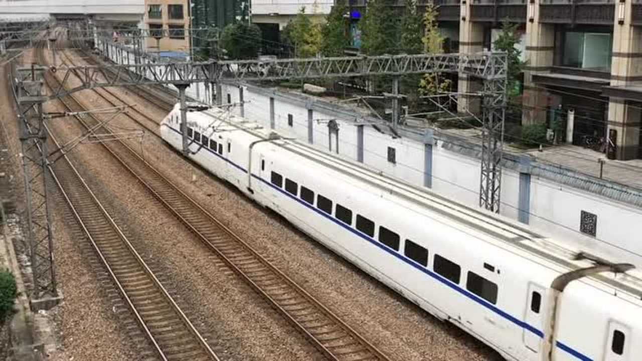 上海中潭路拍摄和谐号和绿皮火车通过速度有点慢