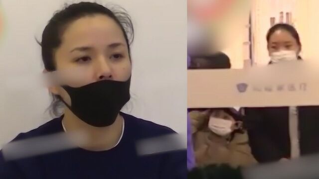 靳东妻子李佳罕见现身,素颜独自带儿子去医院,全程未见靳东身影