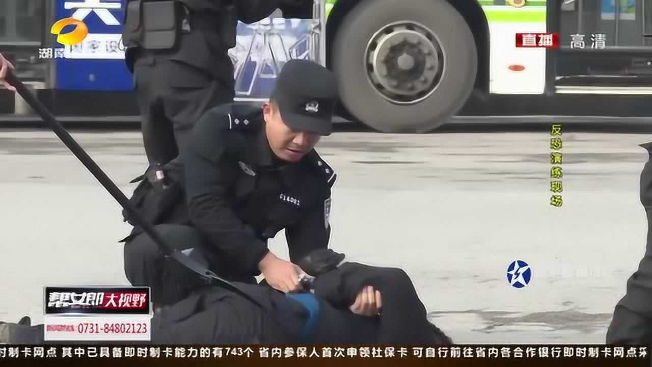 男子在长沙火车站持刀砍人,面对特警也是一通乱砍,结果虚惊一场_腾讯视频}