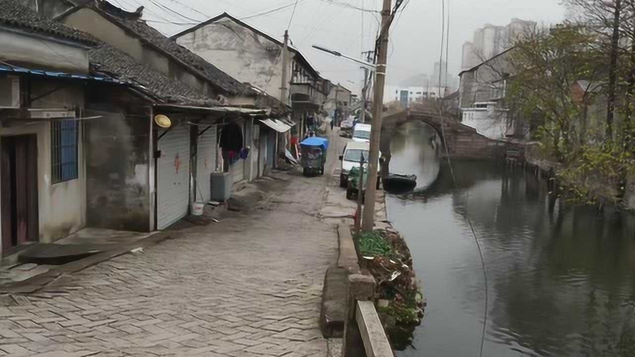 快拆光的苏州郭巷老街,两座古桥,一座已被拆,还有一家老钟表店