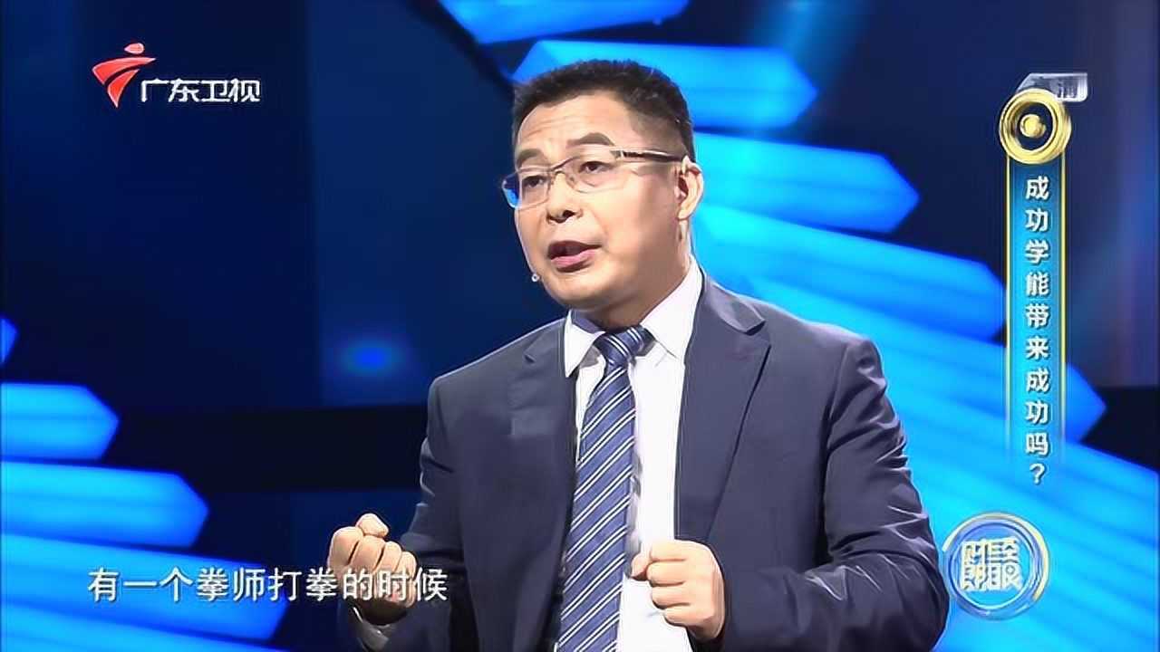 成功学大师讲课的标配就是要集体催眠跟传销很像