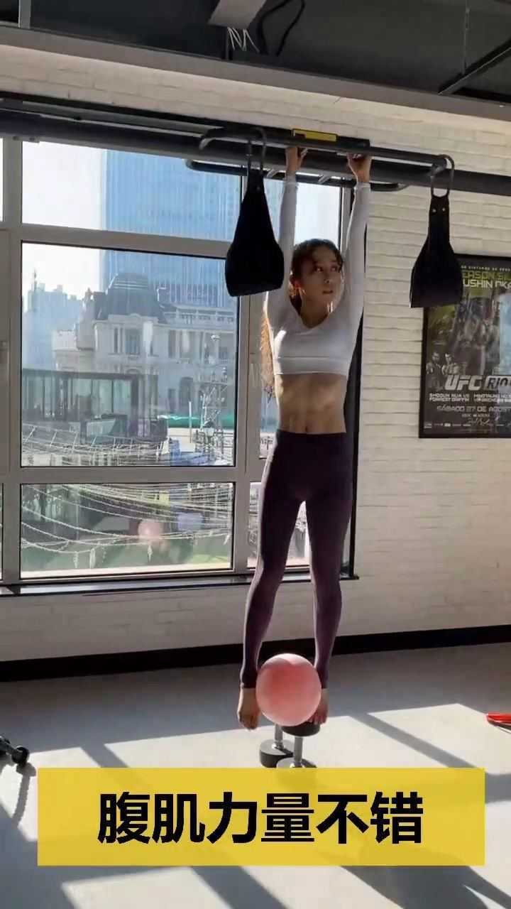 美女腹肌力量不错!这是真练过,太秀了!