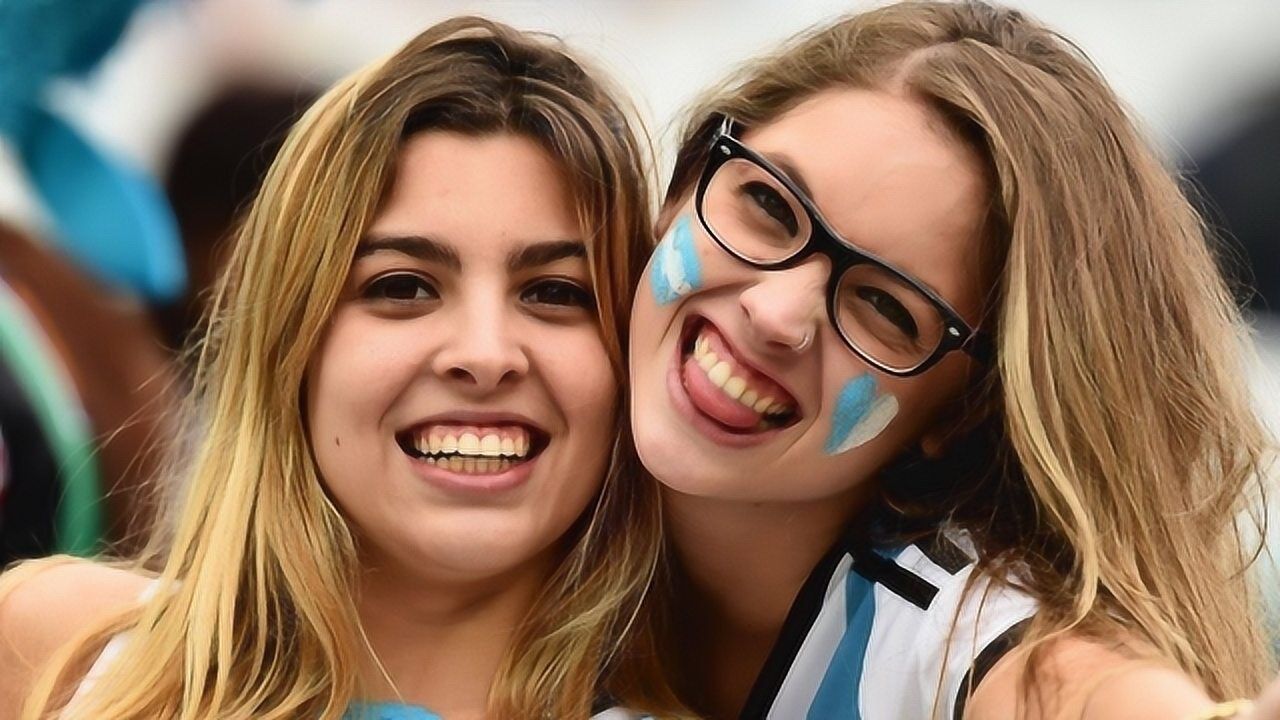 荷兰人有多开放?镜头拍下地铁里的一幕,真的是解放天性了!_腾讯视频