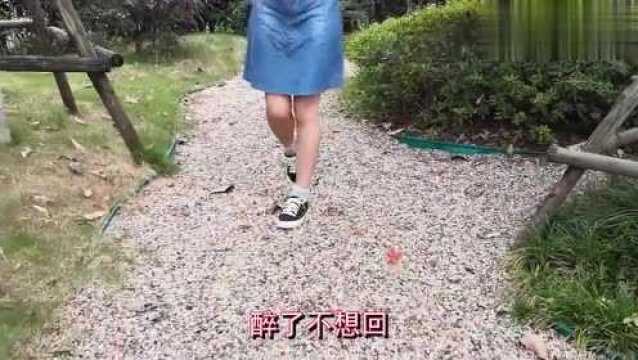 一首经典情歌《何必在乎你是谁》,句句凄凉催人泪,听哭多少女人