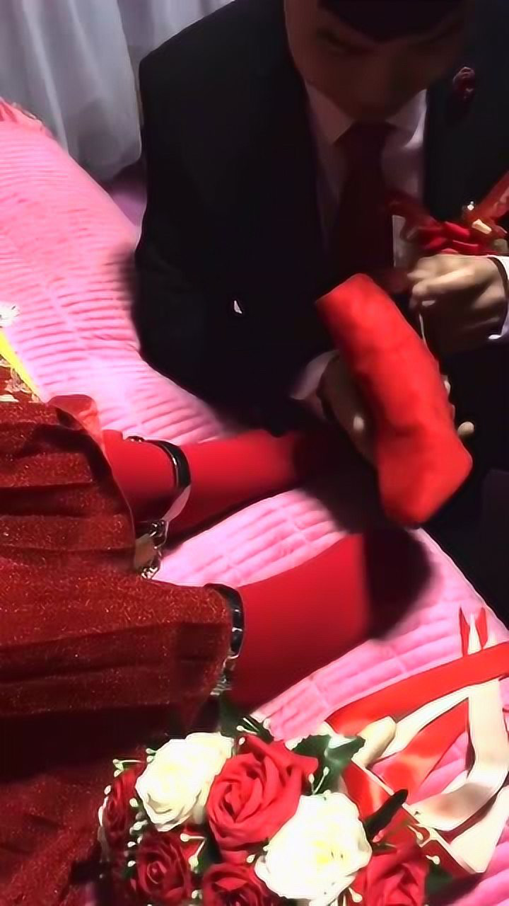 新郎掀开裙子那一刻,直接就看愣了,这是谁干的,真是个人才!