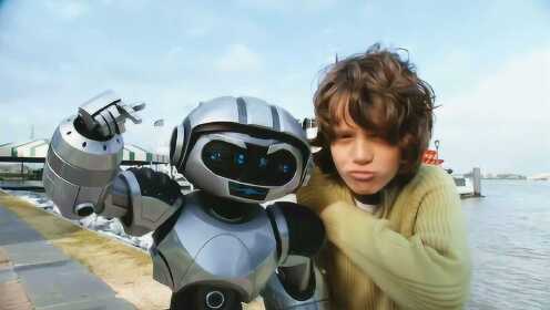 男孩捡到一个机器人，本以为是废铁，不料它却拯救了世界