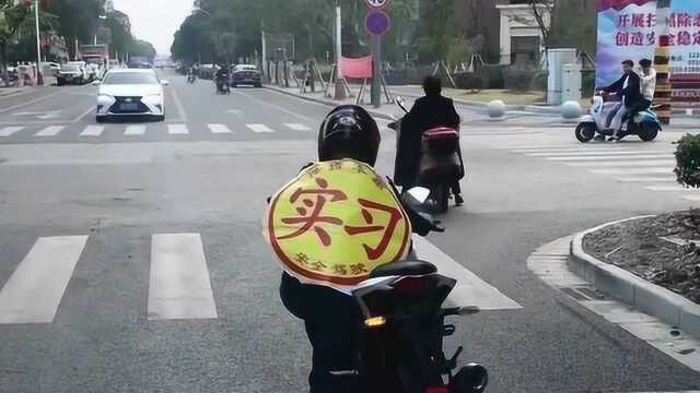 这摩托车骑出了28的感觉,最吸引人的是那“实习标志”,气质这块无敌了!