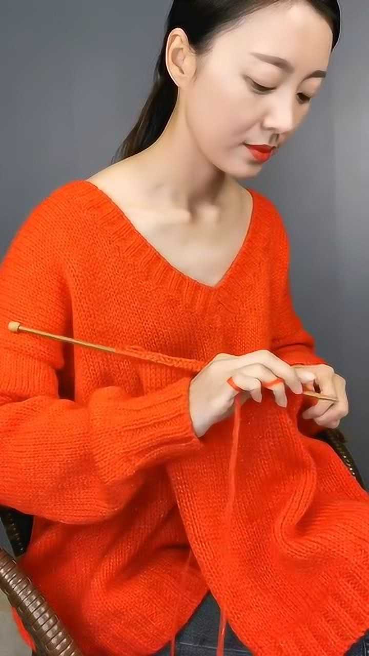 美女姑娘织毛衣眼前的这一幕我也想学习