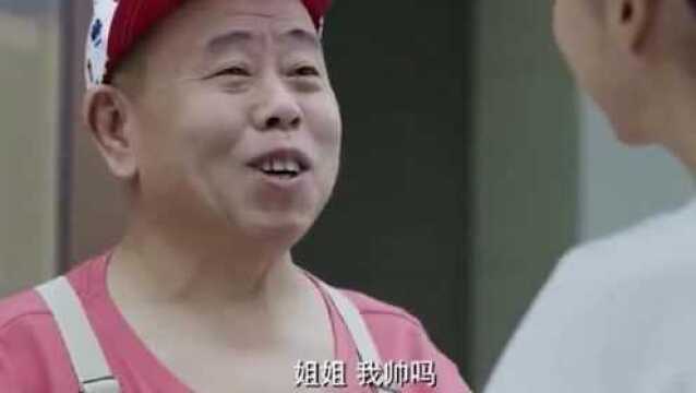 傻子恢复记忆后,为了亲近美女,还故意装傻骗美女