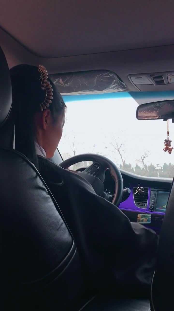 穿汉服开车回村一下车惊艳全场开玩笑的