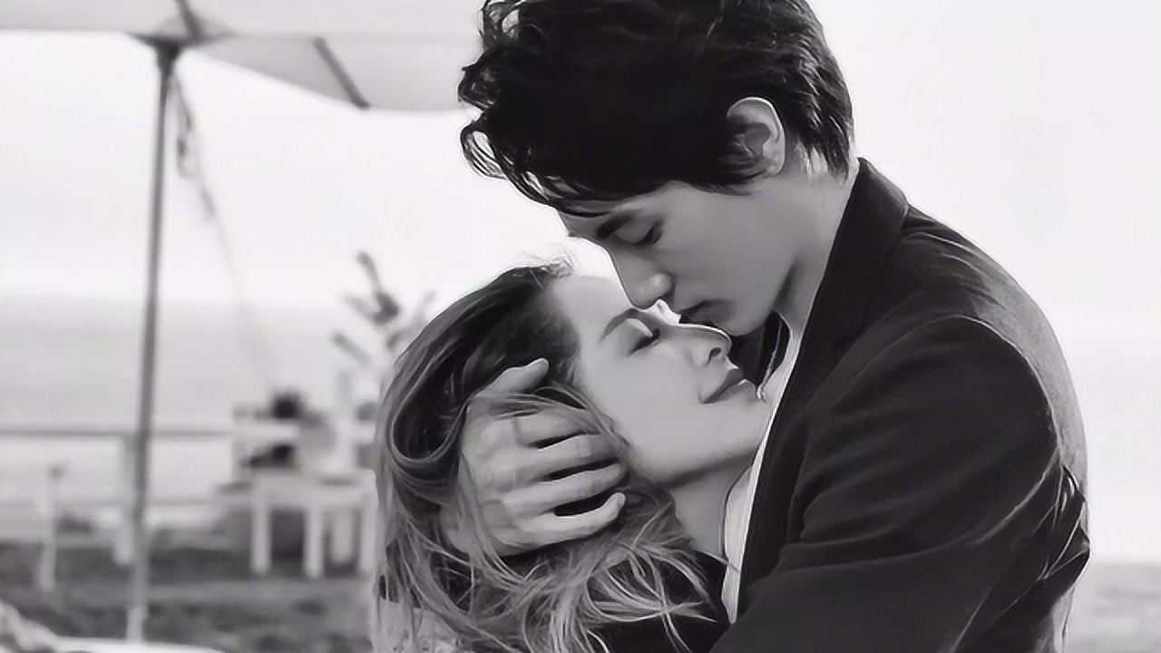 萧亚轩与男友拍情侣照 黄皓全程占有欲爆棚